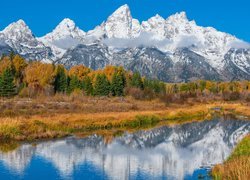 Jesień, Park Narodowy Grand Teton, Rzeka, Ośnieżone, Góry Teton Range, Drzewa, Mgła, Odbicie, Stan Wyoming, Stany Zjednoczone