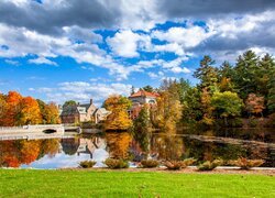 Jesienne drzewa i domy nad stawem