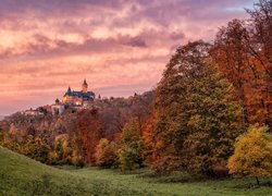 Jesienne drzewa i zamek Wernigerode na wzgórzu