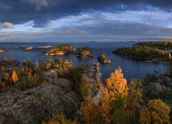 Rosja, Karelia, Jezioro, Ładoga, Wysepki, Skały, Drzewa, Chmury, Jesień
