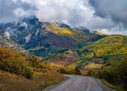 Jesień, Góry, Droga, Krzewy, Chmury