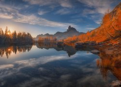 Włochy, Prowincja Belluno, Góry, Dolomity, Jezioro, Lago Federa, Jesień, Drzewa, Promienie słońca, Odbicie