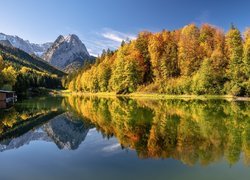Góry, Alpy Bawarskie, Szczyt Zugspitze, Jezioro, Riessersee, Szopa, Drzewa, Odbicie, Jesień, Bawaria, Niemcy