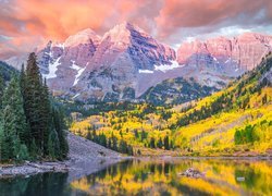 Góry Skaliste, Szczyty Maroon Bells, Jezioro, Maroon Lake, Stan Kolorado, Stany Zjednoczone, Drzewa, Jesień, Chmury, Odbicie