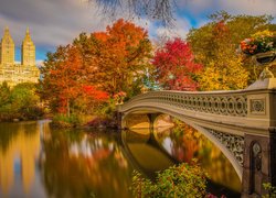 Jesień, Nowy Jork, Manhattan, Central Park, Budynek Eldorado, Drzewa, Jezioro, Most, Stany Zjednoczone