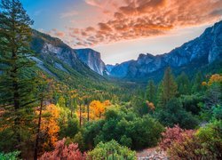 Stany Zjednoczone, Kalifornia, Park Narodowy Yosemite, Góry, Yosemite Valley, Dolina, Jesień, Drzewa, Chmury