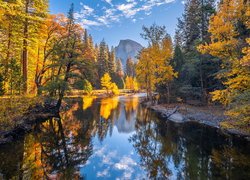 Jesienny dzień nad rzeką Merced River