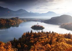 Jesień, Wyspa Blejski Otok, Jezioro Bled, Kościół Wniebowzięcia Marii Panny, Góry, Drzewa, Chmury, Słowenia