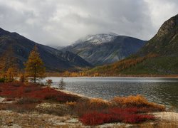 Jesienny krajobraz nad jeziorem Jack London w górach Kołymskich