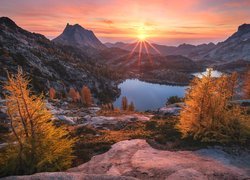 Stany Zjednoczone, Stan Waszyngton, Góry Kaskadowe, Jezioro, Inspiration Lake, Rezerwat przyrody, Alpine Lakes Wilderness, Enchantments, Wschód słońca, Skały, Drzewa, Jesień