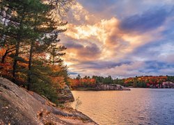 Kanada, Prowincja Ontario, Park miejski Killarney Provincial Park, Jezioro, Jesień, Drzewa, Chmury, Wschód słońca