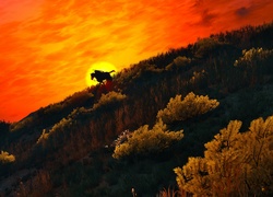 Jeździec na wzgórzu o zachodzie słońca z gry Wiedźmin 3: Dziki Gon