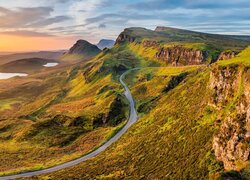 Szkocja, Wyspa Skye, Quiraing, Wzgórza, Góry, Ścieżka, Jeziora, Chmury