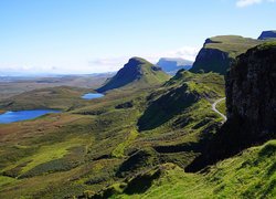 Jeziora i góry na szkockiej wyspie Skye