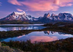 Góry, Śnieg, Jezioro, Roślinność, Niebo, Zachód słońca, Park Narodowy Torres del Paine, Patagonia, Chile