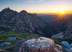 Włochy, Dolomity, Szczyt Monte Paterno, Paternkofel, Szlak, Skały, Góry, Jeziora, Poranek, Słonce, Wschód słońca