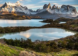 Jeziora, Góry, Cordillera del Paine, Chmury, Krzewy, Park Narodowy Torres del Paine, Patagonia, Chile