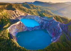 Jeziora w kraterze wulkanu Kelimutu na wyspie Flores Island