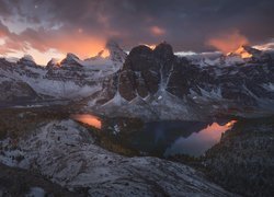 Kanada, Kolumbia Brytyjska, Park Prowincjonalny Mount Assiniboine, Góra Mount Assiniboine, Jezioro Cerulean, Jezioro Sunburst Lake, Jeziora, Góry, Zachód słońca, Chmury