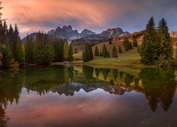 Jezioro Almsee na tle gór Totes Gebirge w Austrii