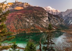 Jezioro Almsee w austriackiej dolinie Almtal