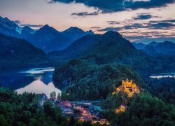 Jezioro Alpsee i Zamek Hohenschwangau w górach