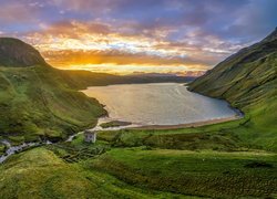 Jezioro Altan Lough w irlandzkich górach Derryveagh