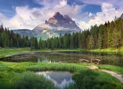 Jezioro Antorno Lake, Góry Dolomity, Masyw Tre Cime di Lavaredo, Las, Drzewa, Mostek, Prowincja Belluno, Włochy