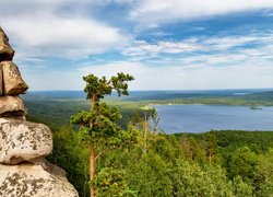 Jezioro Arakul, Drzewa, Skała, Południowy Ural, Obwód czelabiński, Rosja