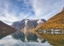 Góry, Jezioro Ardalsvatnet, Domy, Wieś Ovre Ardal, Okręg Vestland, Norwegia