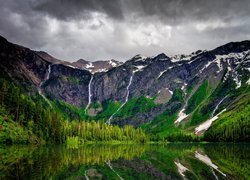 Stany Zjednoczone, Stan Montana, Park Narodowy Glacier, Jezioro Avalanche Lake, Góry, Las