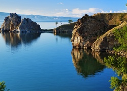 Jezioro Bajkał  z widokiem na skałę zwaną Szamanka