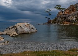 Jezioro Bajkał, Skały, Drzewa, Chmury, Rosja