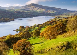 Jezioro Bala Lake z widokiem na szczyt Aran Benllyn w Walii