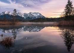 Poranek, Góry, Jezioro Barmsee, Drzewa, Kępka, Trawy, Odbicie, Garmisch-Partenkirchen, Bawaria, Niemcy