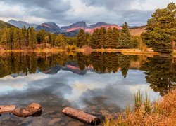 Jezioro Bierstadt Lake w Parku Narodowym Gór Skalistych w Kolorado