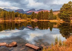 Stany Zjednoczone, Stan Kolorado, Hrabstwo Larimer, Park Narodowy Gór Skalistych, Jezioro Bierstadt Lake, Jezioro, Drzewa