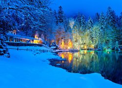 Jezioro Blausee i ośnieżone drzewa