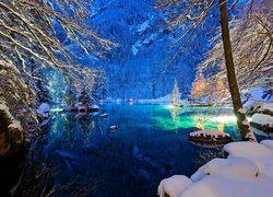 Jezioro Blausee w szwajcarskiej dolinie Kander Valley