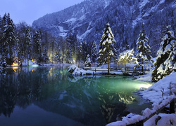 Jezioro Blausee w szwajcarskim rezerwacie przyrodniczym zimą