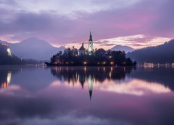 Słowenia, Jezioro Bled, Wyspa Blejski Otok, Kościół, Góry, Alpy Julijskie, Zachód słońca, Chmury