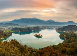 Słowenia, Wyspa Blejski Otok, Góry, Alpy Julijskie, Jezioro Bled, Lasy, Wschód słońca, Mgła, Chmury, Drzewa, Roślinność, Jesień