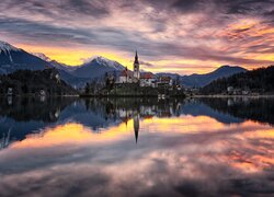 Słowenia, Wyspa Blejski Otok, Jezioro Bled, Kościół, Góry, Drzewa, Zachód słońca