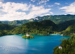 Słowenia, Góry Alpy Julijskie, Jezioro Bled, Wyspa Blejski Otok, Drzewa, Chmury
