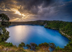 Australia, Jezioro Blue Lake, Drzewa, Chmury, Przebijające światło