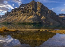 Park Narodowy Banff, Góry, Góra Crowfoot Mountain, Jezioro, Bow Lake, Odbicie, Prowincja Alberta, Kanada