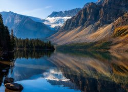 Jezioro Bow lake i Góry Skaliste w Kanadzie