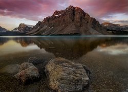 Jezioro Bow Lake u podnóża góry Crowfoot Mountain