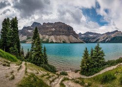 Kanada, Prowincja Alberta, Park Narodowy Banff, Jezioro Bow Lake, Góry, Drzewa, Chmury