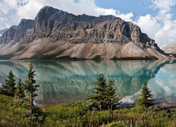 Jezioro Bow Lake z widokiem na górę Crowfoot Mountain w Kanadzie